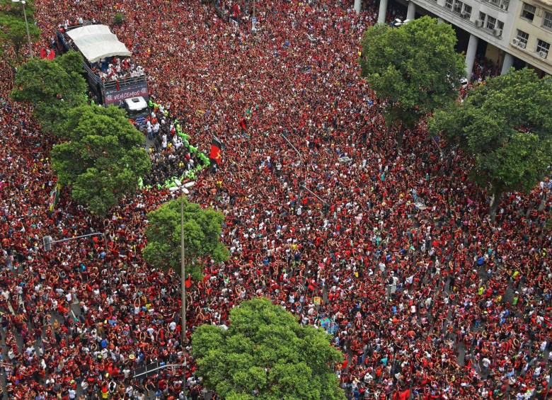 Un río humano tiñó literalmente de rojo y negro la Avenida Getulio Vargas en la mayor celebración de la ‘Nación Flamenguista’ desde el título de liga que se alzó hace exactamente una década atrás, cuando fue campeón del ‘Brasileirao’ en 2009. Foto: AFP