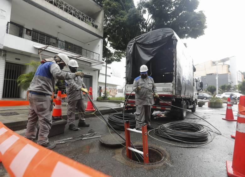 La empresa Tigo indicó que tiene 26 cuadrillas de trabajadores especializados en hacer las reparaciones. FOTO camilo Suárez