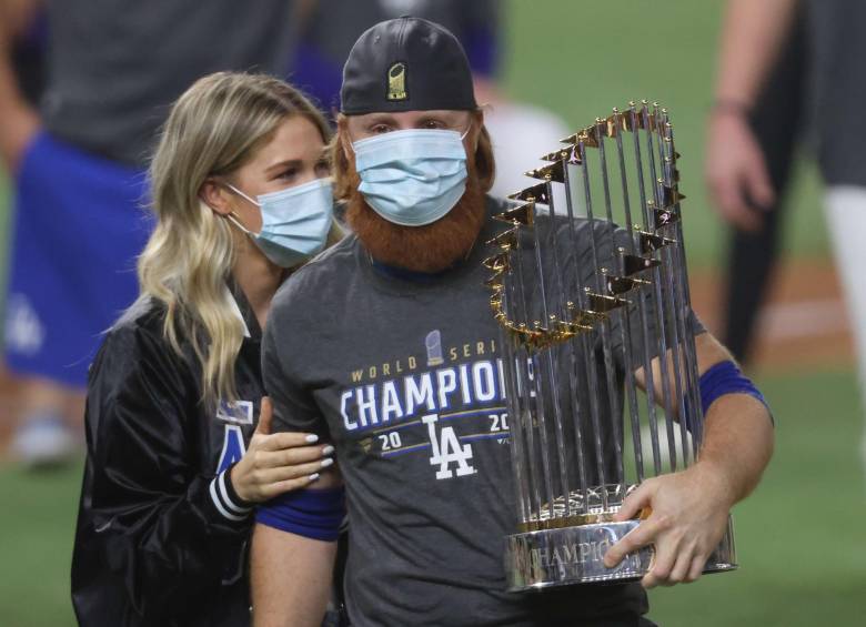 Justin Turner y su esposa Kourtney Pogue durante la celebración del título de los Dodgers. Foto AFP