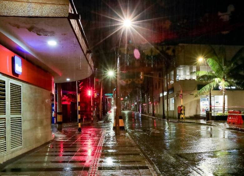 En los municipios de esas subregiones no se podrá estar en vía pública a esas horas, tampoco estarán permitidos los establecimientos comerciales. Foto: Edwin Bustamante. 