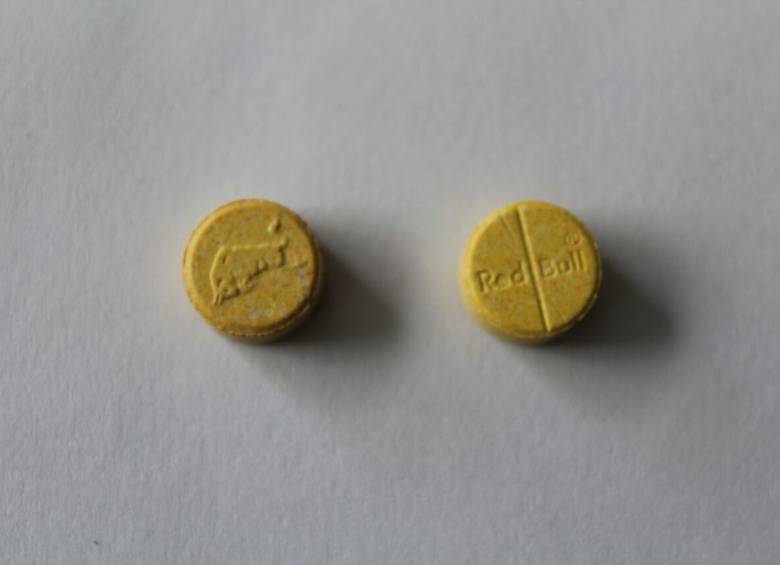 Estas son las pastillas de éxtasis que supuestamente vendía la banda capturada con una marca falsificada del famoso energizante. FOTO CORTESÍA