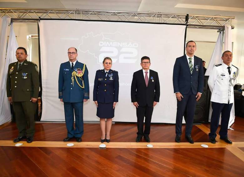 Grupo de personalidades condecoradas por la Fuerza Aérea Brasilera. FOTO CORTESÍA