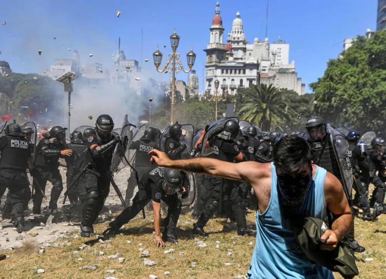 La policía antidisturbios de Argentina choca con los manifestantes que protestan contra las reformas de pensiones propuesta por el Gobierno. FOTO AFP