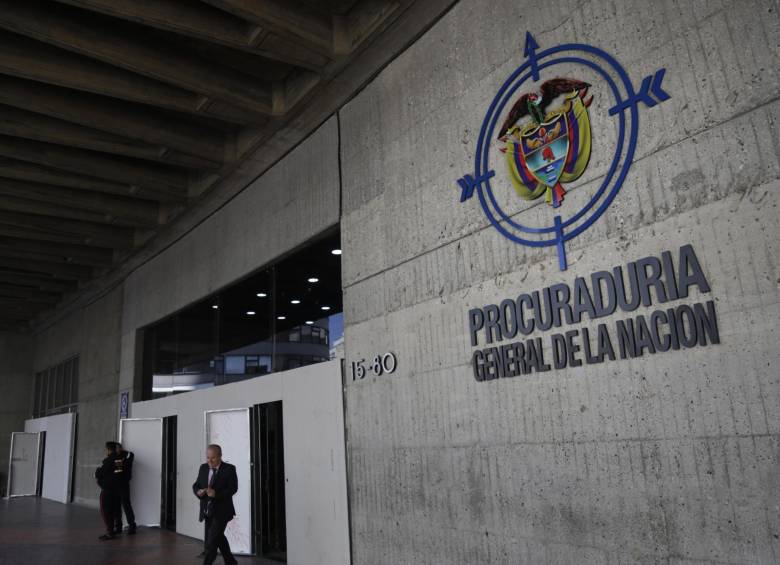 La Procuraduría de Colombia suspendió por tres meses a los alcaldes de Malambo (norte) y Armenia (centro) por presuntos malos manejos de dineros destinados a atender a población afectada por la pandemia del coronavirus, informó este sábado la entidad. foro: Colprensa. 