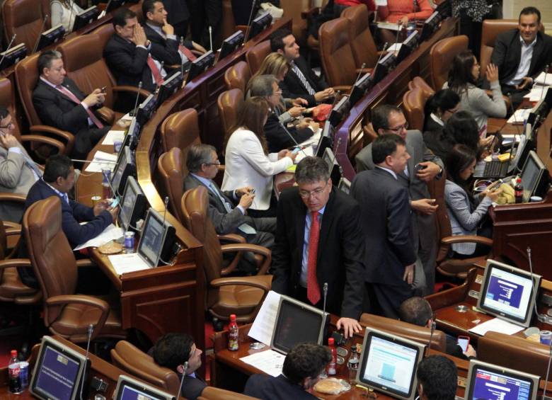 El ministro de Hacienda, Mauricio Cárdenas, invitó a los senadores a revisar los proceso de contratación pública. FOTO colprensa 