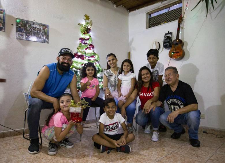 Carlos Rendón se unió con todos los familiares que tiene en la ciudad para celebrar Navidad como si estuvieran en Venezuela. Sus hijos lo motivaron a conmemorar esta fecha. FOTO Santiago mesa
