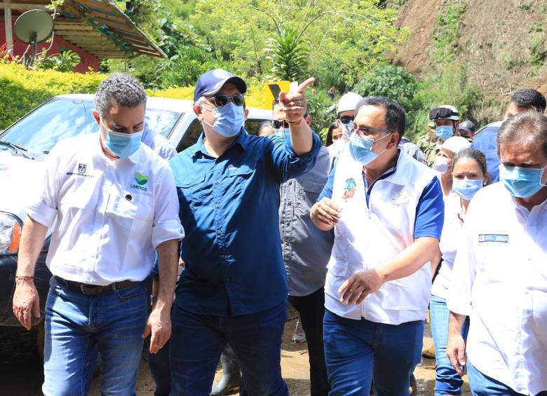 Sacar a toda la gente de la zona del desastre, construir viviendas gratuitas y apoyar con créditos los proyectos productivos arrasados, son algunas de las solicitudes que hizo el gobernador Anibal Gaviria al presidente Iván Duque. FOTO: CORTESÍA GOBERNACIÓN DE ANTIOQUIA