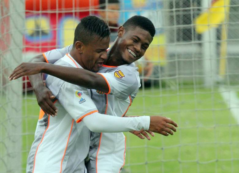 Esta fue la celebración de la segunda anotación naranja lograda por Jerry Alberto Ortiz, que acá recibía un abrazo de reconocimiento. Ese tanto selló el triunfo envigadeño a domicilio. FOTO colprensa