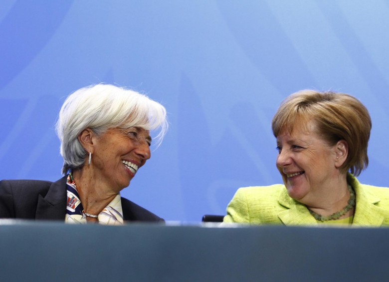 Christine Lagarde, directora del Fondo Monetario Internacional, y Angela Merkel, canciller alemana, durante el encuentro en Berlín de las principales organizaciones económicas mundiales. FOTOs afp