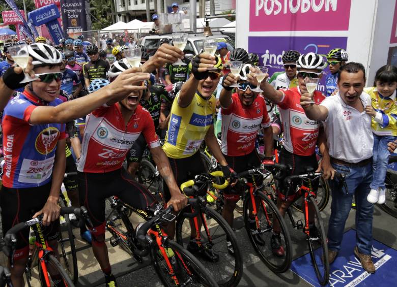 El Coldeportes-Zenú celebra la victoria de Álex Cano -camiseta amarilla- en el Clásico RCN. Foto Colprensa