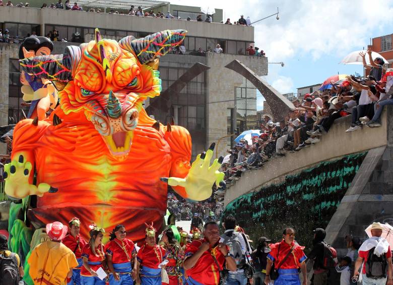“Desfile Magno”, la máxima celebración en el Carnaval de Blancos y Negros
