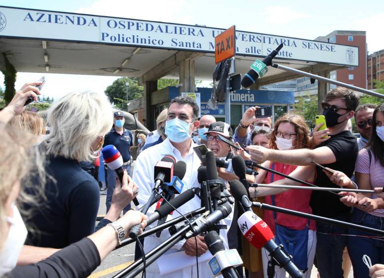 Frente al hospital, en Siena, Italia, donde se halla internado Alex Zanardi, se brindan los estados de salud del expiloto de F-1. Foto EFE