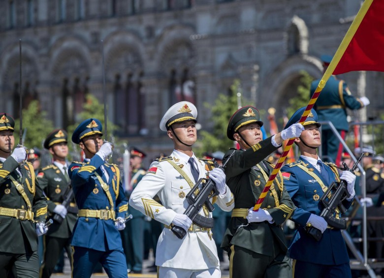 Con 200 vehículos de combate, 75 aeronaves y miles de soldados, la Plaza Roja de Moscú lució llena durante el desfile militar conocido como Día de la Victoria, este miércoles. FOTO EFE