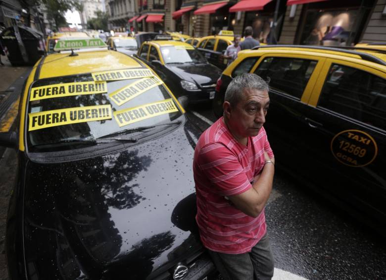 El pasado viernes, los taxistas de Buenos Aires bloquearon varias vías de la ciudad en protesta a Uber. FOTO AP