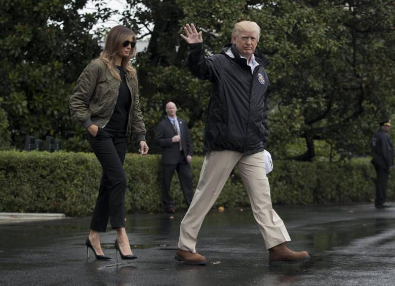 Revuelo por tacones de Melania en zona afectada por Harvey