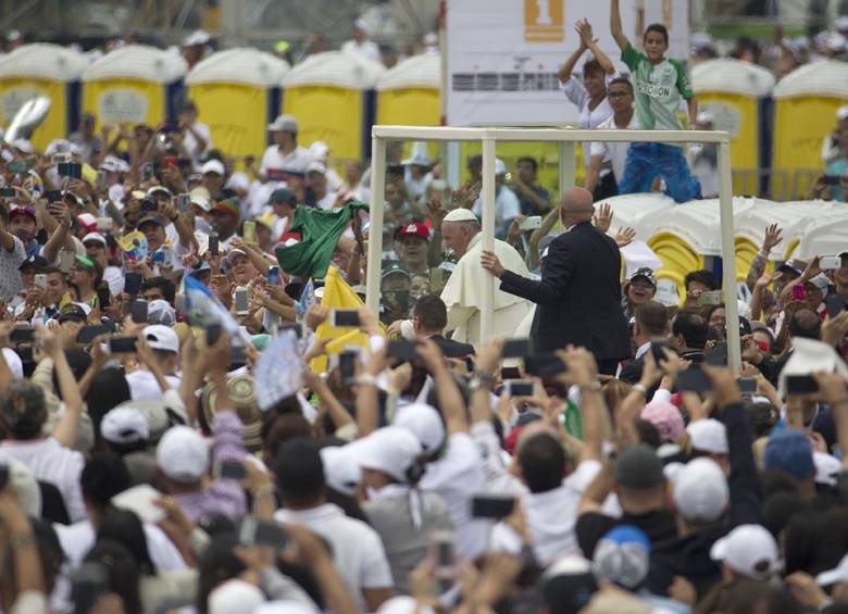 Una misa entre flores celebró el Papa en Medellín