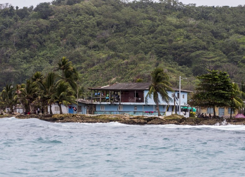 La costa de Puerto Obaldía (Panamá). Al fondo se aprecia la selva que deben recorrer los migrantes.