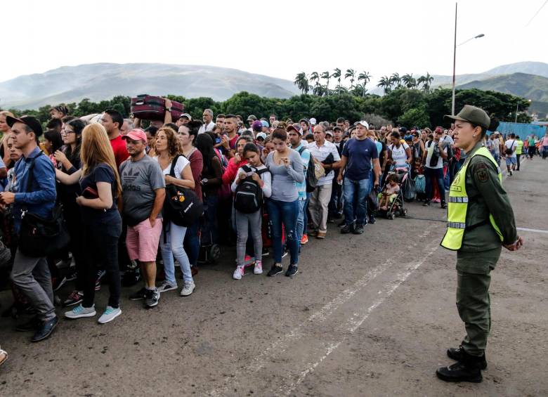Miembros del GNB junto a las personas que cruzan la frontera. FOTO AFP