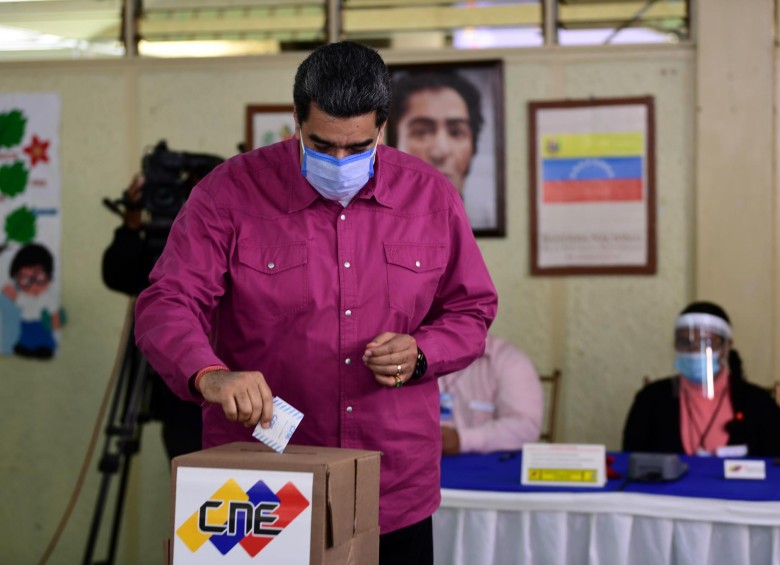 Maduro vota en un colegio electoral de la escuela Simón Rodríguez, en Fuerte Tiuna, Caracas. FOTO AFP