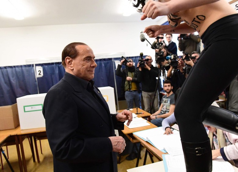 En topless mujer interrumpe a Berlusconi cuando se disponía a votar 