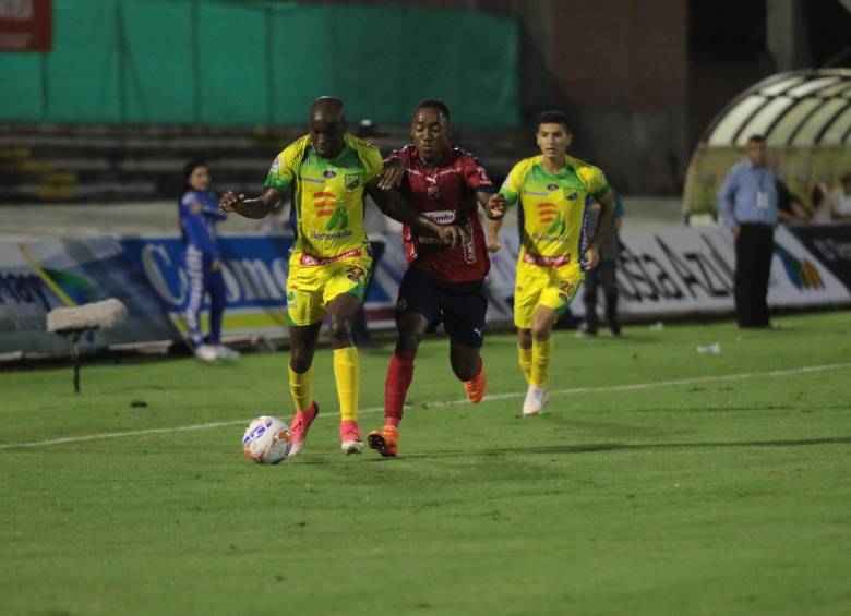 El jugador Ever Valencia disputa el balón con Elacio Córdoba, su excompañero en el DIM. Los jugadores rojos sintieron el esfuerzo de la pretemporada, como se notó ayer. fOTO colprensa