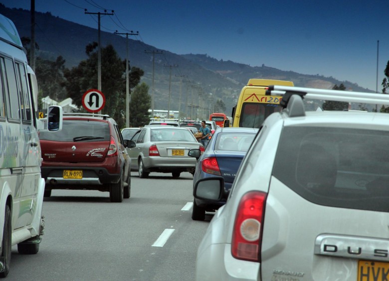 Cerca de 2 millones de vehículos han pasado peajes en las carreteras del país los últimos días del año. FOTO Colprensa 