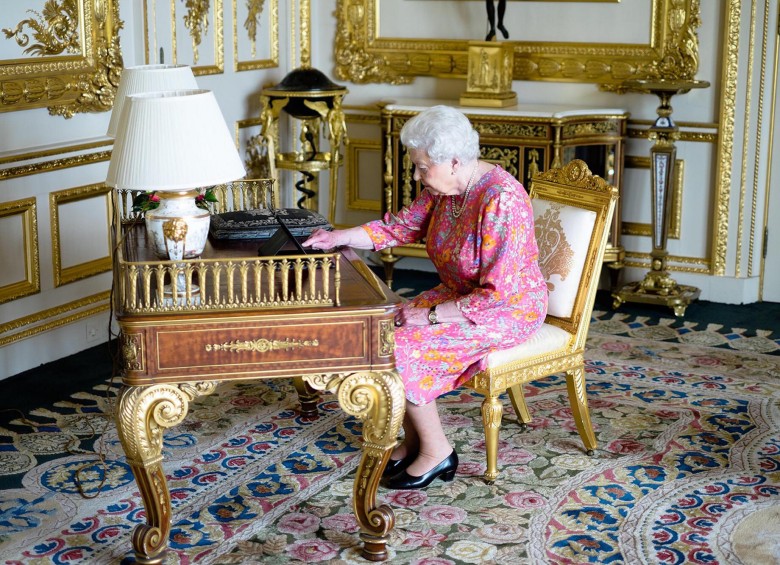 El Palacio de Buckingham emitió una foto de Isabel II usando una tableta. FOTO Buckingham Palace vía AP