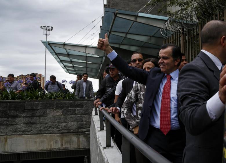 Seguidores del partido Centro Democrático, acompañaron a Oscar Iván Zuluaga en la diligencia que tuvo que cumplir en la Fiscalía General de la Nación. FOTO COLPRENSA.