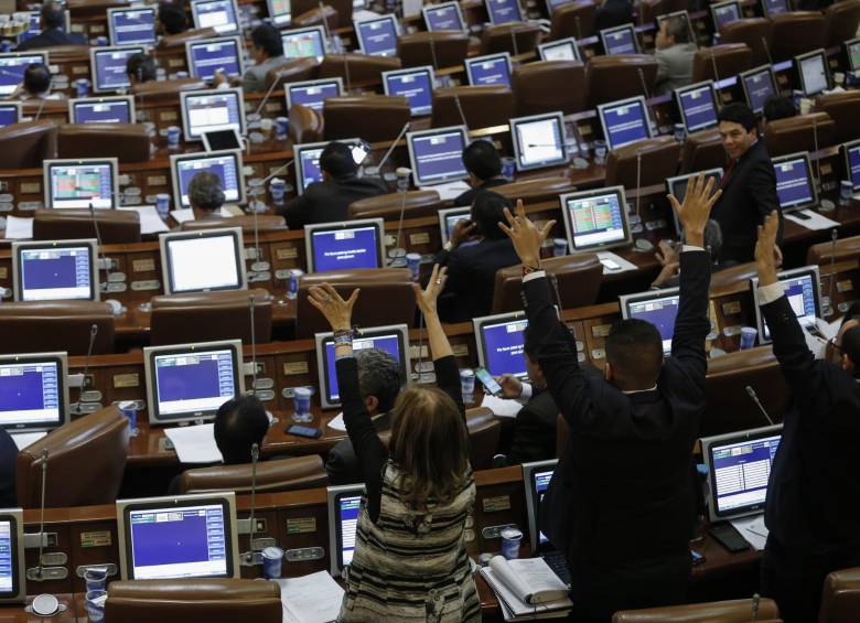 El debate inició a las 10:30 de la mañana de ayer y se extendió hasta las 8:45 p.m. FOTO Colprensa