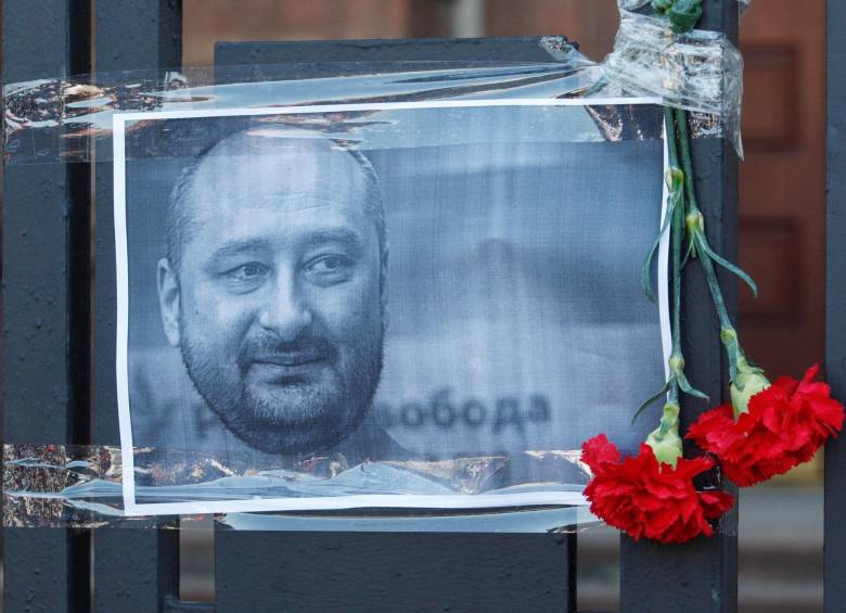 Un retrato fijado por activistas ucranianos del periodista opositor ruso asesinado ayer, Arkady Babchenko, en una verja de la embajada rusa en Kiev, Ucrania. Foto: EFE