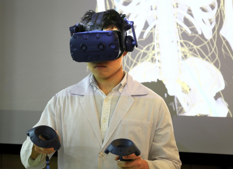 El equipo de profesores de la Universidad de Medicina de Taipei desarrollará más cursos de realidad virtual para los estudiantes durante todas las etapas de los cursos de anatomía. FOTO: cortesía HTC