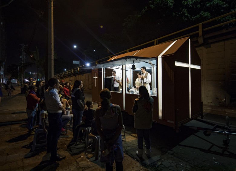 La capilla móvil, diseñada para la misión humanitaria del padre Felipe Escobar (los martes en la noche), cuenta con sistema eléctrico propio y frenos de apoyo. FOTOS CORTESÍA ALEJANDRO ARANGO