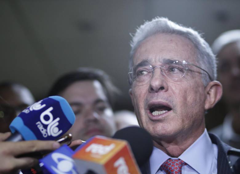 Con estos mensajes, ambos líderes antioqueños reafirman su distancia política. Foto: Colprensa
