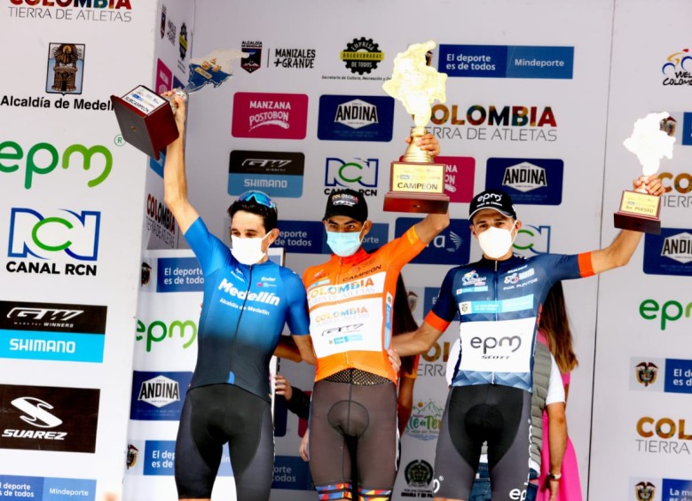 Óscar Sevilla, del Team Medellín; Diego Camargo, de Colombia Tierra de Atletas; Juan Pablo Suárez, del EPM. El trío del podio de la Vuelta. FOTO @luisenciclismo 