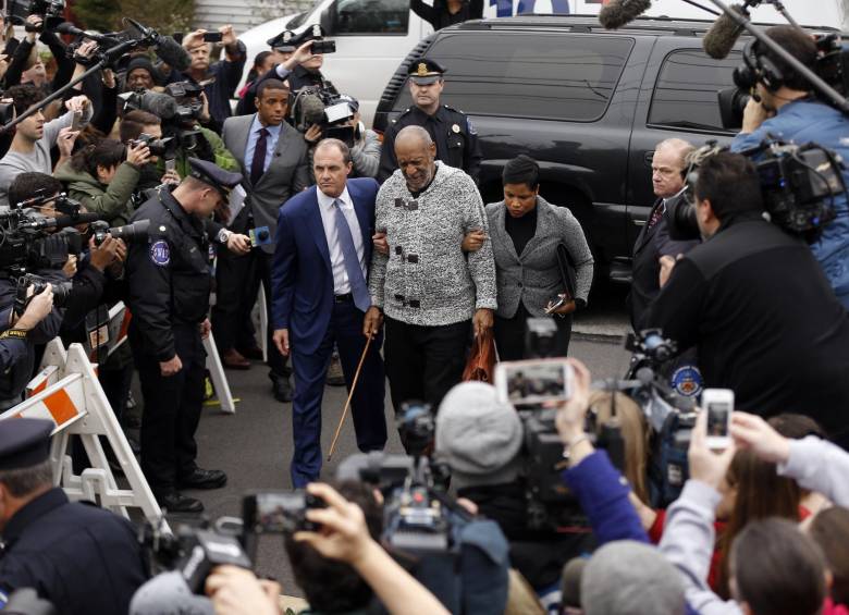 Así es la llegada de Bill Cosby cada vez que llega a alguna corte. FOTO AP