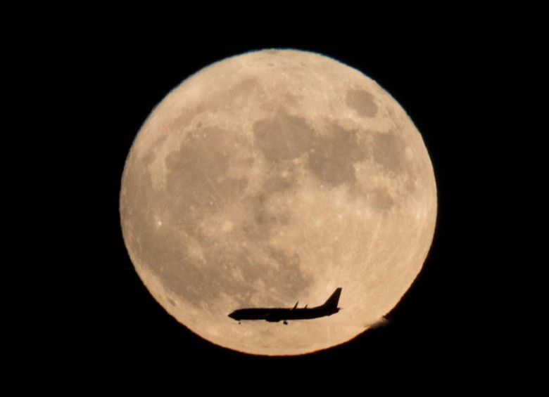 Un avión y la superluna en Pekín, China. FOTO AP