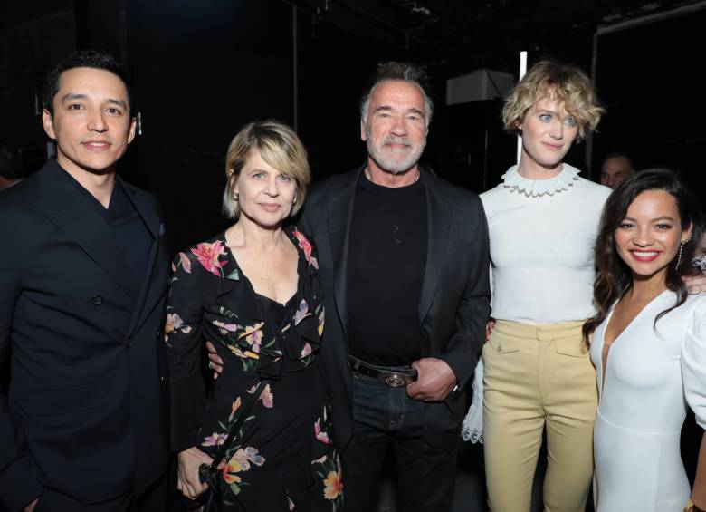 Gabriel Luna, Linda Hamilton, Arnold Schwarzenegger, Mackenzie Davis y Natalia Reyes. Foto: Colprensa. 