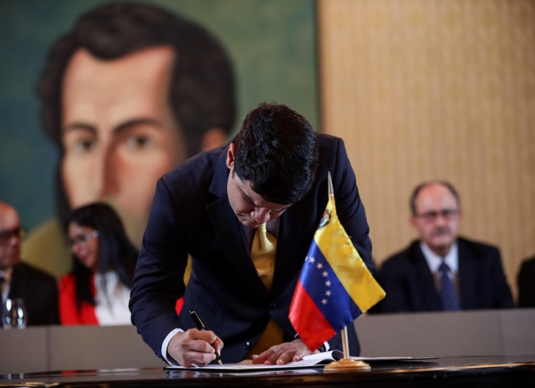 El Gobierno de Nicolás Maduro y un grupo de partidos de la oposición venezolana presentaron este lunes una mesa de diálogo nacional que contempla el retorno del chavismo a la Asamblea Nacional (AN, Parlamento), la renovación de autoridades electorales y la liberación de “presos políticos”. EFE