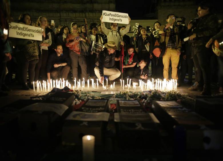 En la plaza de Bolívar de Bogotá se llevó acabó una velatón por el asesinato de indígenas en Toribío Cauca el pasado martes. FOTO COLPRENSA