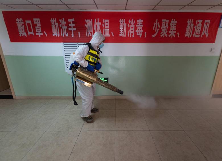 En China están desinfectando los lugares públicos y decretaron la cuarentena para viajeros ante el temor a una segunda ola de contagios. FOTO GEtty 