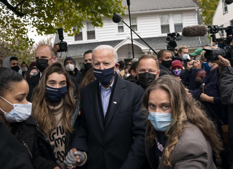 El demócrata Joe Biden visitó temprano su barrio de la infancia en Scranton, Pennsylvania. Ese Estado podría ser definitivo en la elección de este martes. FOTO AFP 