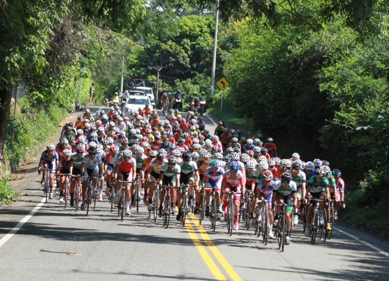 Un nutrido lote de ruteros corre la edición 30 de la Vuelta del Porvenir. FOTO cortesía fabio cárdenas