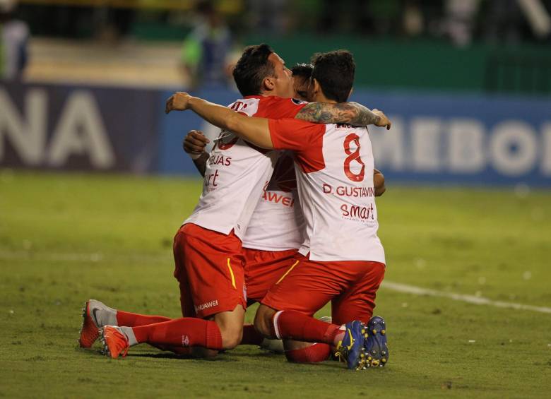 Santa Fe festejó su paso a la semifinal de la Copa Sudamericana. FOTO EFE