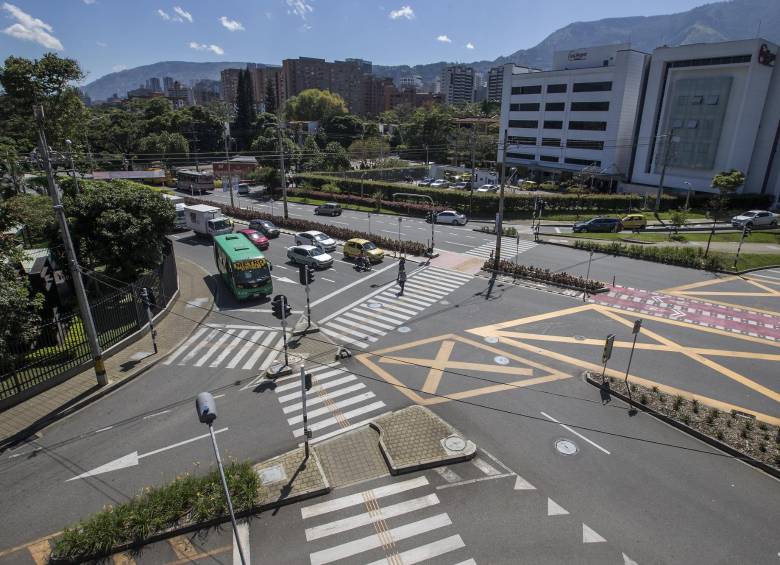 Espacios como los existentes en la avenida Las Vegas, debajo del puente de la 4 Sur o en cerca al Politécnico Jaime Isaza, priorizan el desplazamiento del peatón en zonas urbanas de la ciudad. FOTO Santiago mesa