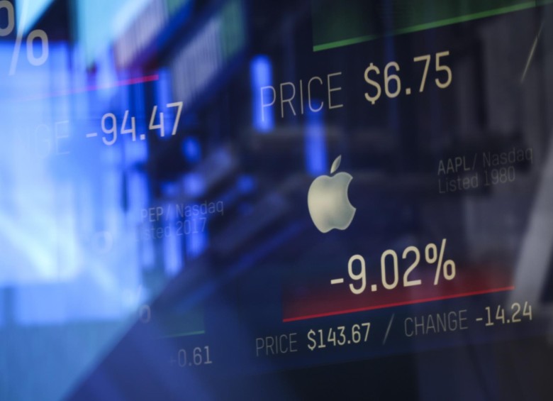Luego de que se conociera la baja en la previsión de ventas, la acción de Apple logró descolgarse cerca al 9 %. La compañía no parece levantar cabeza durante este año. FOTO AFP