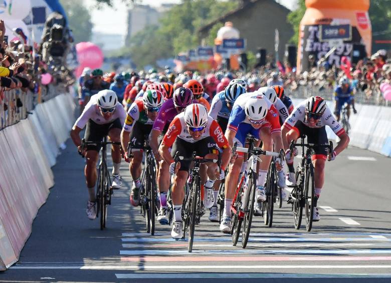 Como se esperaba otra llegada masiva en la etapa 11 del Giro de Italia, que no generó ningún movimiento en la clasificación general. Hoy se empieza a vislumbrar la montaña. FOTO efe 