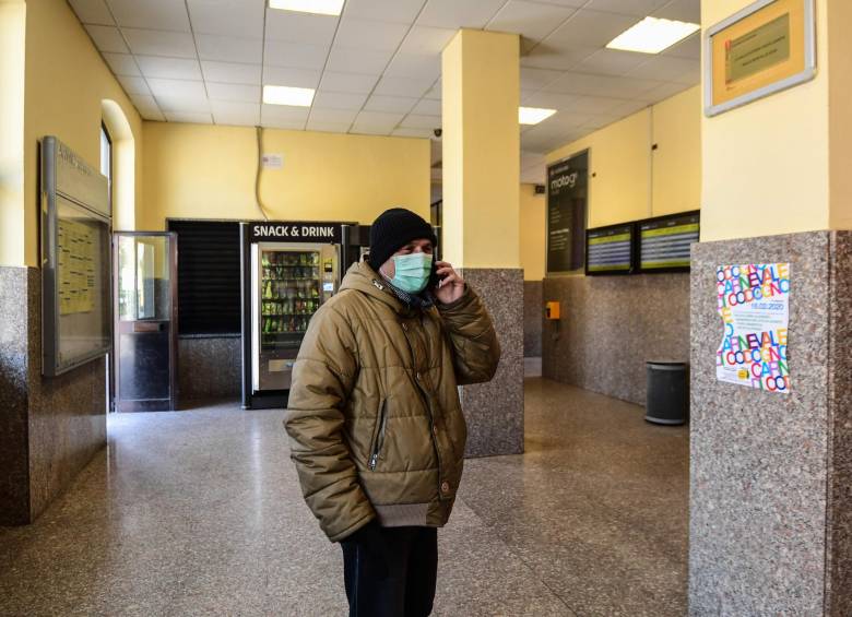 Se promueven teorías de que el virus fue fabricado en Estados Unidos. FOTO: AFP.