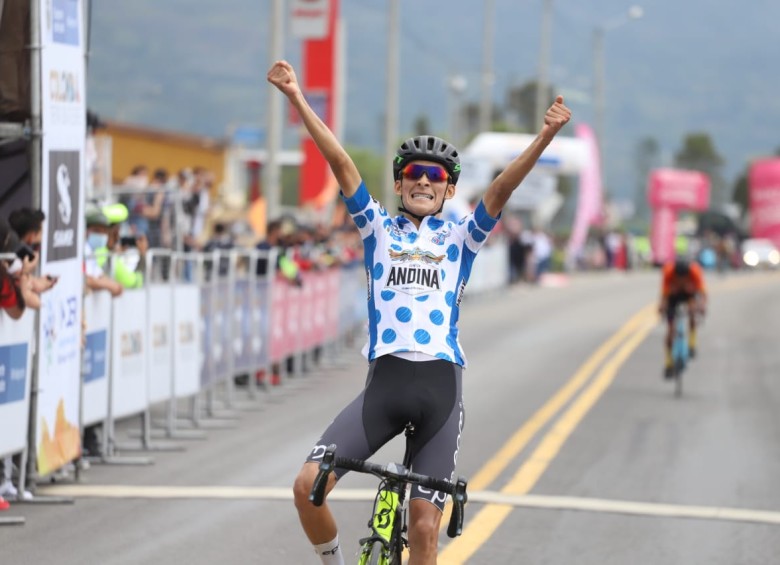 Óscar Duvian Galvis celebra triunfo de etapa. FOTO cortesía fcc