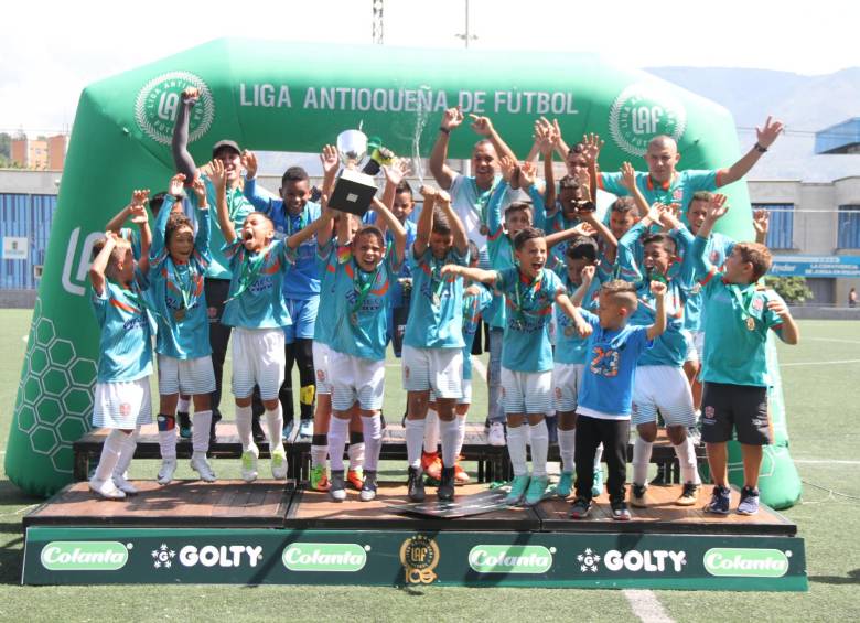Los más chicos de Estudiantil celebran su título en sub-9 A. Así cerró la temporada en la liga departamental.