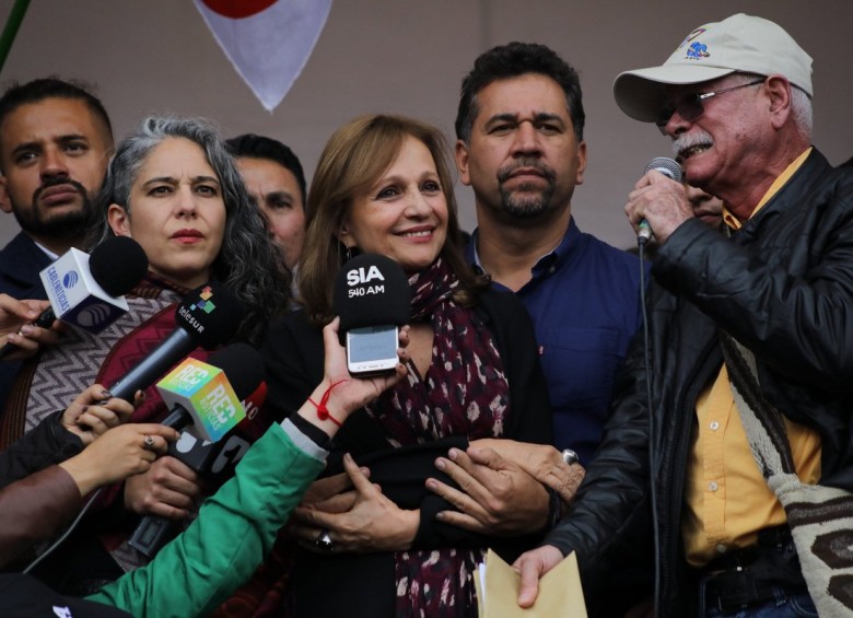 En la Plaza de Bolívar de Bogotá, la exrepresentante Ángela María Robledo se dirigió a los manifestantes del paro nacional, aceptando la decisión del Consejo de Estado. FOTO: COLPRENSA